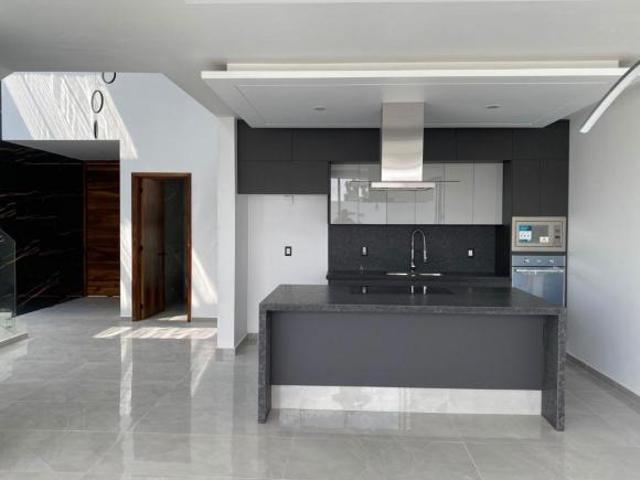 Bonita Residencia en VENTA en coto con Alberca y Gym