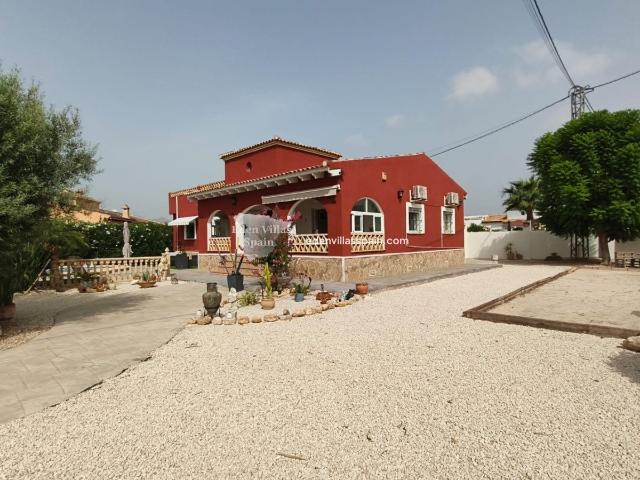 Bonita Villa De 3 Habitaciones Y 2 Baños Con Piscina Privada. 150m² Alicante