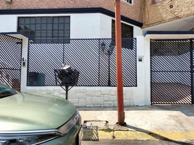 BONITA Y ACOGEDORA CASA DE UN PISO EN LOMAS BOULEVARES
