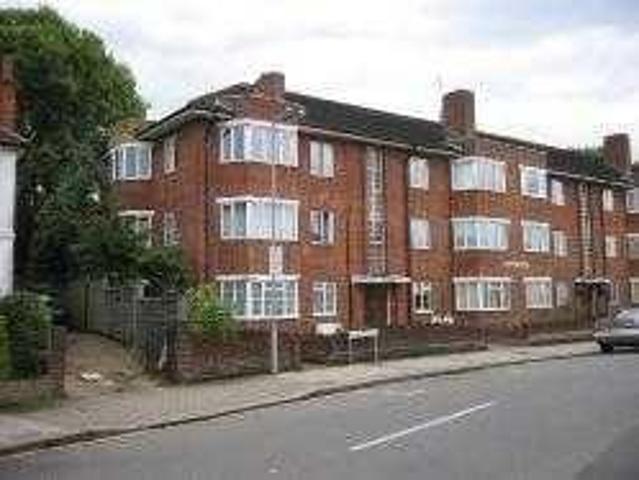 Bonnersfield Lane, Harrow HA1 2 bed flat to rent £1,750 pcm £404 pw