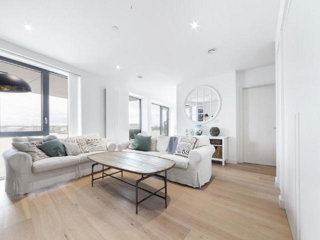 Bonnet Street, London E16 2 bed flat to rent £2,750 pcm £635 pw