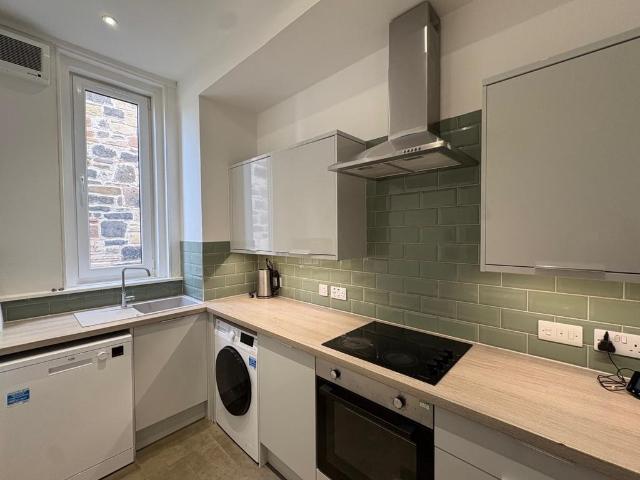 Bonnington Road, Edinburgh. 5 bed flat to rent £2,750 pcm £635 pw