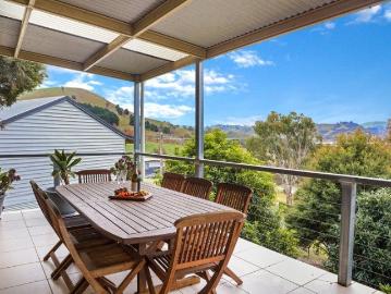 Bonnie Doon Escape with Lake Views
