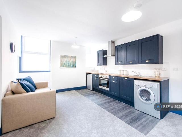 Booth Street, Ashton Under Lyne, OL6 2 bed flat to rent £1,070 pcm £247 pw