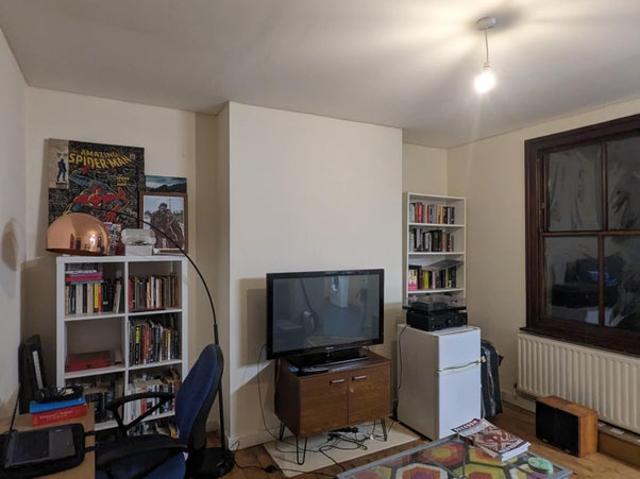 Bookish Apartment in Zone 2