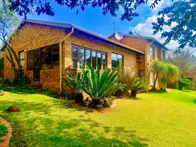 Boomed Boskruin Hideaway: 3 Bed Furnished 220m² Garden Cottage to Rent