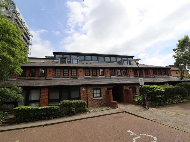 Boat Lifter Way, Surrey Quays SE16 2 bed apartment to rent £2,150 pcm £496 pw
