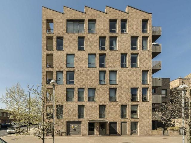 Boaters Avenue, Brentford TW8 2 bed flat to rent £2,600 pcm £600 pw