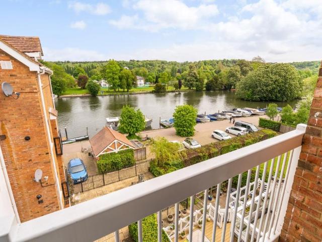 Boathouse Reach Henley on Thames RG9 2 bed apartment to rent £3,500 pcm £808 pw