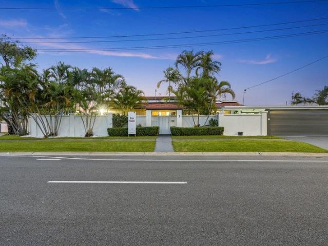 Boats, Cars, Lifestyle The Functional Broadbeach Waters Escape