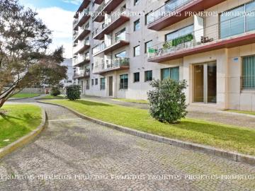 T2 com Terraço e Piscina coberta, Junto a Casa da Música, jardins privativos em Condº Fechado, Boavista