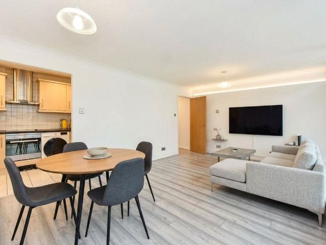 Boardwalk Place, Canary Wharf, London E14, 2 bed flat to rent, £2,600 pcm | PrimeLocation