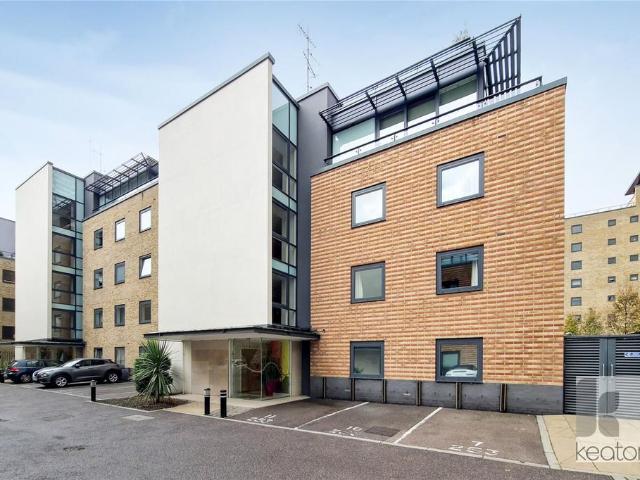 Boardwalk Place, Canary Wharf. 2 bed flat to rent £2,500 pcm £577 pw