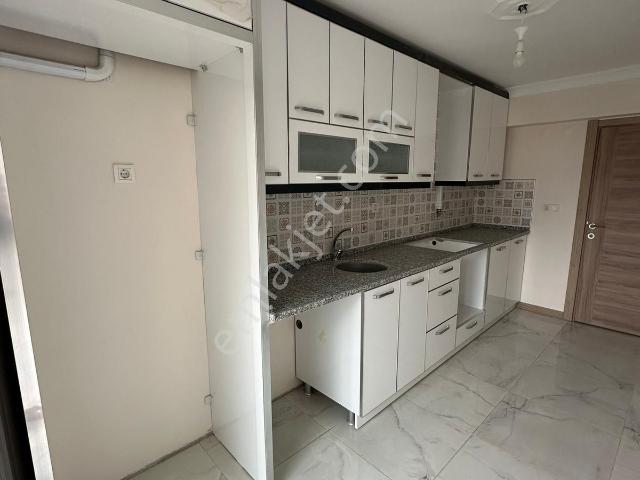 Böblingen Cad. Merkezi Konum İki Banyolu İki Cepheli Geniş 3+1