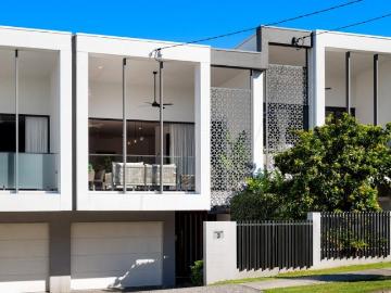 Body corp free & brilliantly finessed Ultra stylish freehold retreat, steps from Moncole & CBD links
