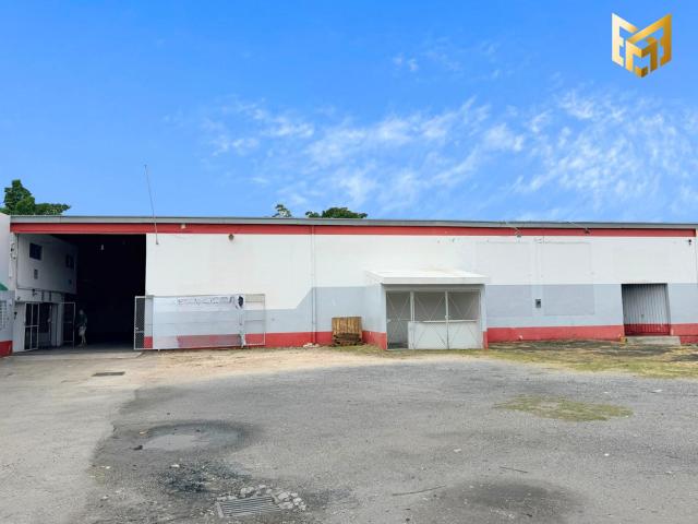 BODEGA 1,200 M2 PERIFERICO NORTE DE MERIDA, OFICINAS, ANDEN, RAMPA, AREA MANIOBRAS