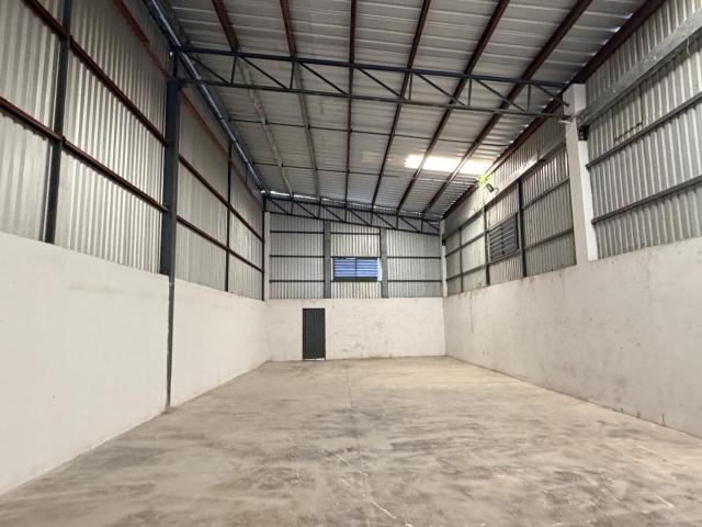BODEGA 400 M2 SOBRE CALLE PRINCIPAL, CORTINA A NIVEL DE PISO, ALT 6 METROS