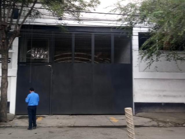 Bodega comercial con espacio de oficinas