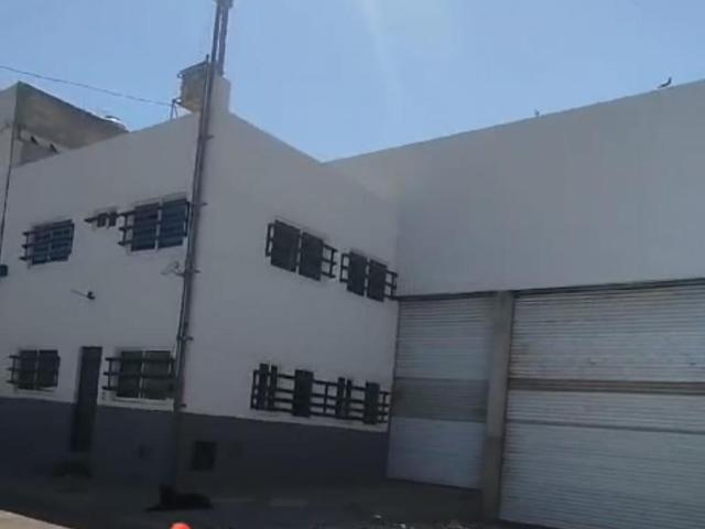 Bodega comercial de 700 m2 con Oficinas y anden para Trailer