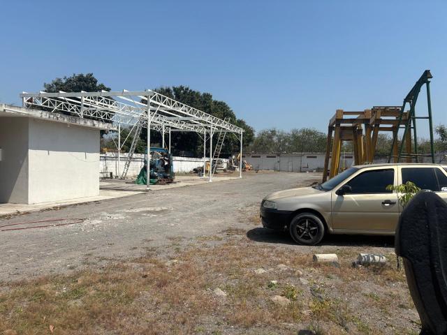 BODEGA CON OFICINAS Y PATIO, EN LAS BAJADAS