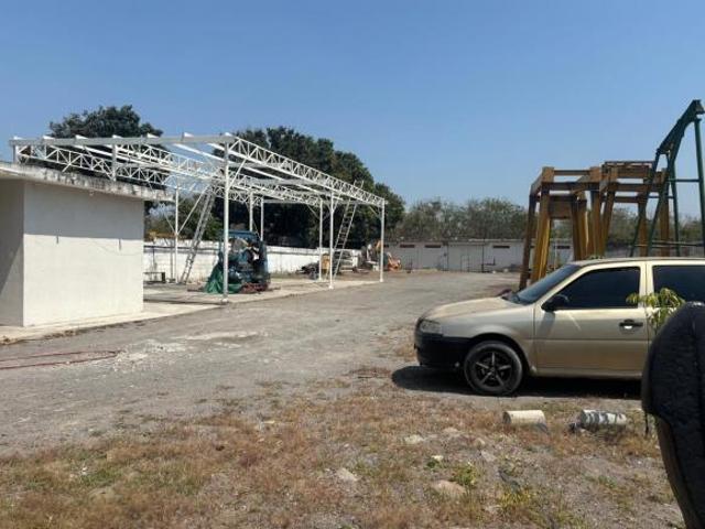 BODEGA CON OFICINAS Y PATIO, EN LAS BAJADAS