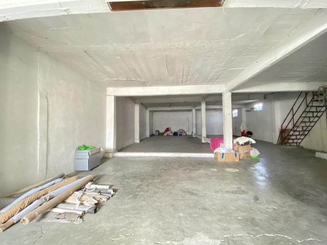 Bodega de 3 Niveles con Amplios Espacios