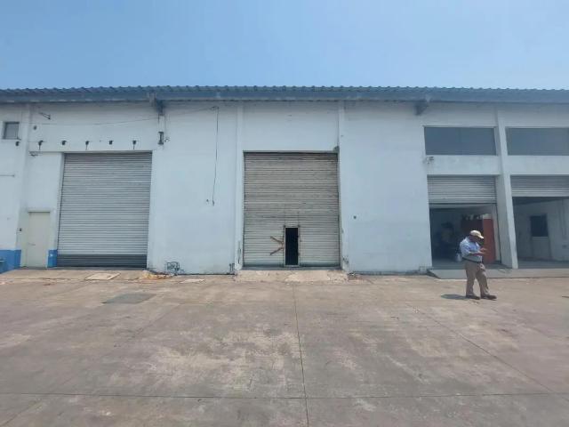 Bodega de 402 m? con tapanco en complejo con vigilancia sobre Av. Ej?rcito Mexicano