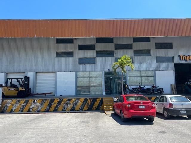 Bodega en renta de 1,050 m2 con and?n