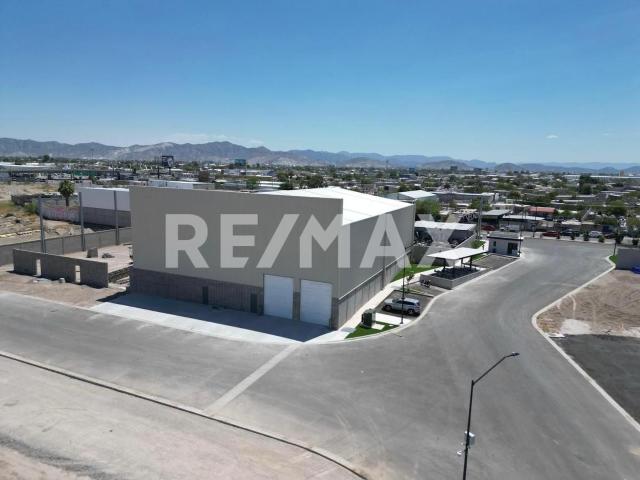BODEGA EN RENTA EN BUSSINES PARK