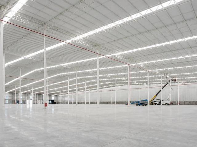 Bodega Industrial en El Col?n, Qro de 5,586 m2 con Andenes y Rampas