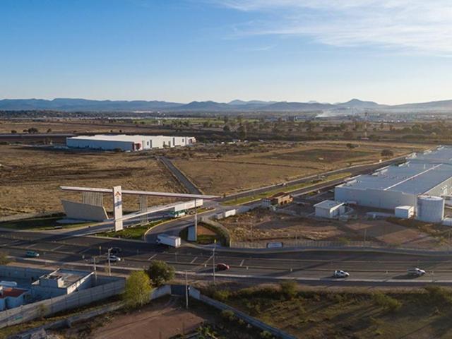 Bodega Industrial en El Marques, Qro. de 19,587 m2 con altura libre 9.75 m