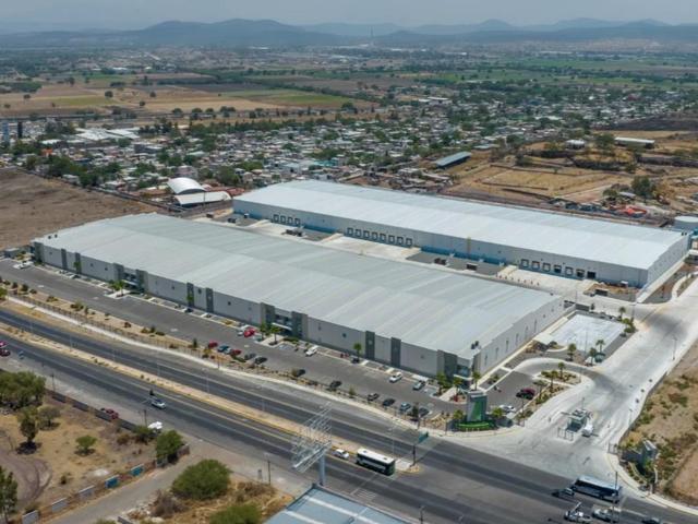 Bodega Industrial en El Marques, Qro. de 3,600 m2 con altura de 8.8 m