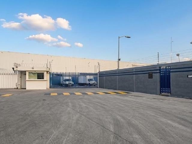 Bodega Industrial en Iztapalapa, CDMX de 7,652 m2 con patio de maniobra de 40 m