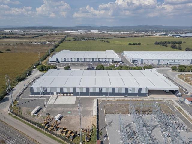 Bodega Industrial en Quer?taro de 14,162 m2 con altura de 9.75 m y ?rea de mezzanine