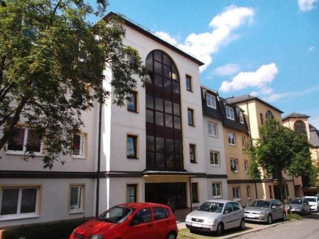 Böden neu, Türen neu, Bad neu. großzügige 3 Zimmer Wohnung mit Balkon und Tiefgaragenstellplatz in beliebter Wohnlage. Reusaer Straße
