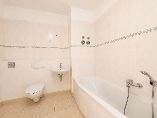 Bodenbelag nach Ihrem Wunsch! Tolle 2 Raumwohnung mit Balkon in Gablenz!