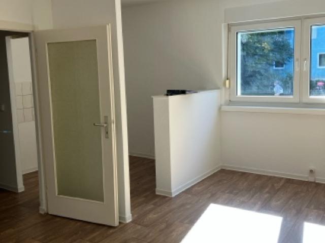 Bodenständig schön: Lichtdurchflutete 2 Zimmer Wohnung im Erdgeschoss