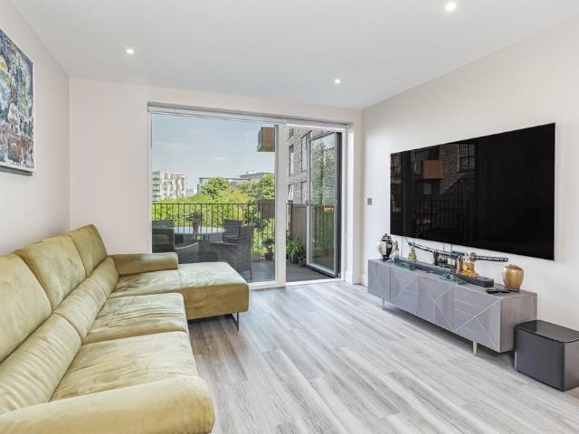 Bodiam Court, Lakeside Drive, Park. 2 bed apartment to rent £2,400 pcm £554 pw