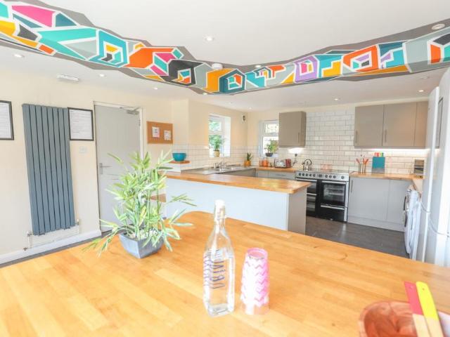 Bodiam Avenue, Brighton BN2 8 bed house to rent £6,656 pcm £1,536 pw