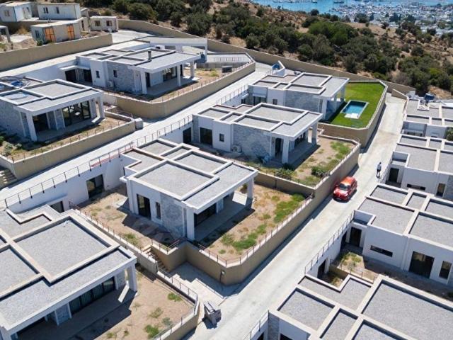 Bodrum'un merkezinde deniz ve şehir manzaralı yıllık kiralık tek katlı villa