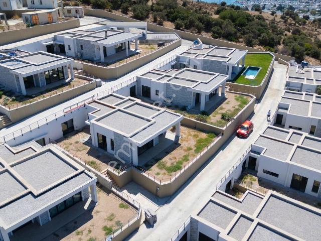 Bodrum'un Merkezinde Deniz Ve Şehir Manzaralı Yıllık Kiralık Tek Katlı Villa
