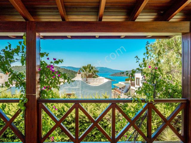 Bodrum Adabükü Doktorlar Sitesi'nde Deniz Manzaralı Birleştirilmiş Satılık Villa