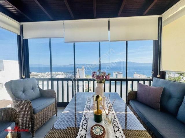 Bodrum Akyarlarda Plajlı Deniz Manzaralı Tripleks Müstakil Villa