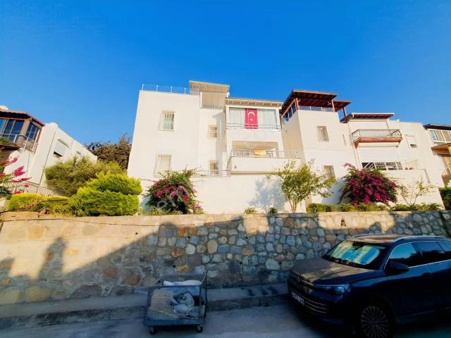 Bodrum Akyarlar'da Satılık Site İçi Sahile Yakın 3+1 Bahçe Katı