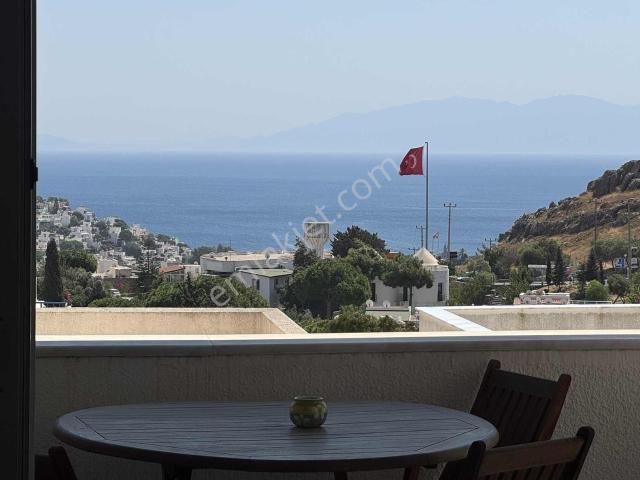 Bodrum Bankev Sitesinde Yenilenmiş 2+1 Deniz Manzaralı Üst Kat