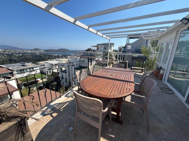 Bodrum Bitez'de Satılık Havuzlu, Deniz Manzaralı Tripleks Villa