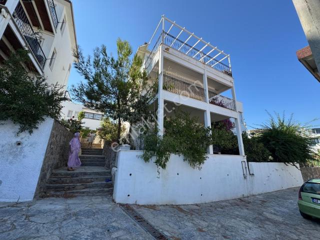 Bodrum Bitez'de Satılık Havuzlu, Deniz Manzaralı Tripleks Villa