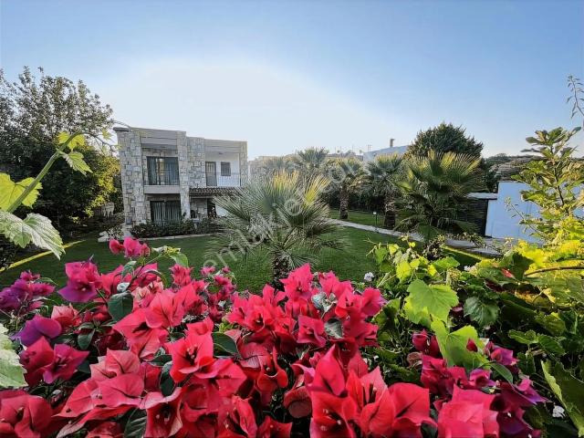 Bodrum Gölköyde 1350 Metre İçerisinde İskanlı 2 Villa 2 Dükkan