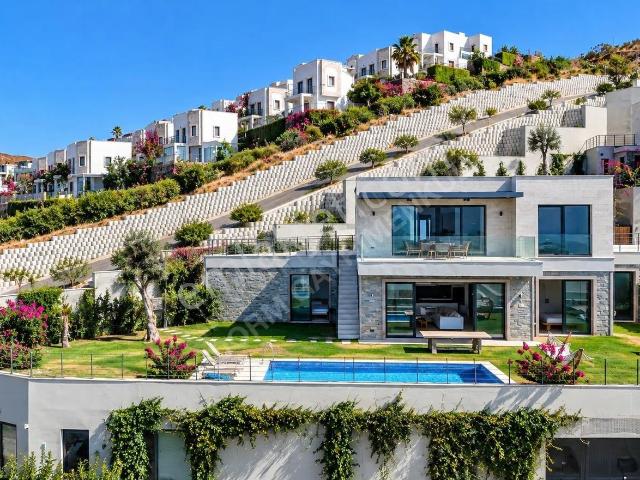 Bodrum Gümüşlük'te Deniz Manzaralı 5+1 Satılık Villa
