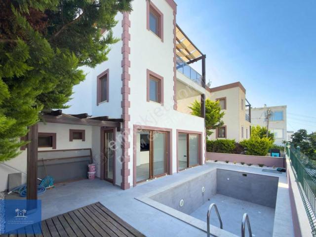 Bodrum Gümüşlük'te Deniz Manzaralı, Özel Havuzlu Satılık Villa